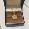 Collar Dulce Corazón de Manzana Crown: Una cadena para la clavícula de lujo ligero, de nicho y de alta gama que se puede abrir, exudando un encanto suave, adinerado y exquisito.