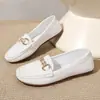 2026 Sapatilhas Casuais de Boca Rasa Estilo Britânico Sapatos de Couro Sola Macia Antiderrapante Calce Fácil Venda por Atacado