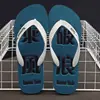 Nuevas chanclas para hombre, pantuflas antideslizantes y resistentes al desgaste para interiores, zapatos planos simples para exteriores para bañarse, zapatos de playa modernos de verano