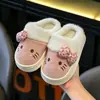 Pantuflas de algodón para niños con suela gruesa y diseño lindo de gato, estilo a juego para padres e hijos, adecuadas para usar en exteriores, nueva colección de invierno, cálidas y acogedoras para uso en casa, disponibles para venta al por mayor