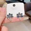 Pendientes Florales de Circonita Elegantes y Sofisticados, Estilo Francés de Lujo Ligero Diseño de Nicho, Nuevo Modelo 2025, Pendientes de Botón Frescos y de Gama Alta