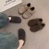 Nuevos zapatos Birkenstock para mujer 2026 nuevos zapatos de felpa para otoño e invierno retro japonés de suela plana nuevos zapatos de algodón para el hogar