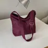 Bolsa de mão quadrada pequena de luxo leve estilo coreano para atacado para mulheres, nova coleção outono 2026, cor sólida com design de letras, bolsa de ombro e bolsa tiracolo para o dia a dia