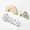 Broche de Letra de Alta Qualidade Yuefeng Personalizado Emblema DIY Personalização de Logo Metálico Emblema da Empresa Produção de Crachá para Funcionário Corporativo