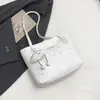 Bolsa de mano informal de gran capacidad estilo coreano, nuevo modelo verano 2026, bolso de hombro para llevar bajo el brazo con diseño texturizado de estrella y lunares