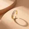 Anel moderno e popular de zircônia requintado e ultrabrilhante para mulheres, luxo leve com um toque de alta qualidade, anel aberto ajustável, banhado a ouro real