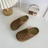 Pantuflas de moda multicolor para niñas con punta cerrada 2026 Primavera Nuevas Infantiles Retro Planas Caladas para Exteriores con Punta Cerrada