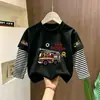 Camiseta infantil de manga comprida, novo estilo 2026, camiseta para meninos, algodão puro, estilosa, pode ser usada como camada externa, blusa falsa de duas peças