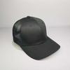 Gorra de camionero Richardson 112 de malla transpirable de color liso con microcurvatura y logotipo, disponible en tienda.