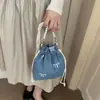 Bolso nuevo de lona de mezclilla, diseño de lazo para mujer, bolso tipo cubo dulce y versátil, gran capacidad, bolso de hombro casual con perlas