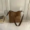 Bolso Cubo Retro Esmerilado de Gran Capacidad para Mujer 2025 Invierno Nuevo Bolso de Hombro de Nicho para Viajes Diarios Bolso Cruzado de Gamuza