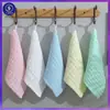 Toalla cuadrada de seis capas de gasa seersucker de color liso toalla para babas de bebé toalla de algodón absorbente para babas de color liso bordado publicidad