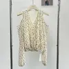 Camisa larga de manga larga con estampado de leopardo, cuello en V, hombros descubiertos, estilo francés Ruoxin para mujer, otoño 2026, moderna, rejuvenecedora, corte holgado, adelgazante y adecuada para el trabajo