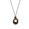 Collar vintage Maillard de madera y piedra con un diseño único, cadena larga para suéter, joyería de lujo ligero de alta gama estilo old money para mujer