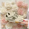 Zapatillas de entrenamiento alemanas para mujer estilo coreano, nuevo modelo de verano 2026, con aumento interno de altura, lona fina transpirable, zapatillas casuales para mujer color verde grisáceo