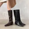 Botas de emagrecimento estilo europeu com design de perna larga, coleção de inverno 2026, apresentando um salto baixo grosso, bico quadrado, couro genuíno, perna larga e cano alto