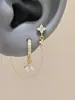 Exquisito conjunto de pendientes colgantes de trébol de cuatro hojas con diamantes brillantes, pendientes de nicho de lujo ligero, elegantes pendientes de aro y ear cuffs de circonita