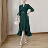 Vestido midi plisado intelectual y elegante con cinturón de corbata para ceñir la cintura, estilo Issey Miyake, cárdigan versátil de corte holgado irregular que disimula el abdomen