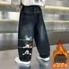 Ropa de Invierno para Niños Jeans Bordados con Terciopelo Plus Estilo Coreano Pantalones de Terciopelo de Pierna Curva de una Pieza para Niños Pantalones Guapos de Invierno para Bebé