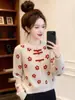 Nuevo suéter rojo estilo chino, muy adornado con flores, para mujer, colección primavera 2026, un impresionante top de punto