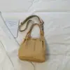 Bolso Cubo de Tejido de Alta Apariencia 2026 Verano Nuevo Casual Color Sólido Bolso de Hombro Gran Capacidad Moderno Bolso de Axila
