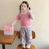 Conjunto de otoño para niña estilo coreano 2026 nuevo modelo, súper lindo top dulce a rayas de dos piezas falsas para bebé con pantalones cargo grises