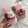 Pantuflas de algodón esponjosas con suelas gruesas para usar en exteriores, bonitos zapatos caseros para mujer, nuevas pantuflas slip-on antideslizantes de moda 2026 para invierno