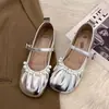 Zapatos Mary Jane Plateados Estilo Pequeño Chanel Retro para Mujer 2026 Otoño Nuevo Estilo Corte Bajo Suela Suave Zapatos de una Sola Pieza para Combinar con Faldas Zapatos de Noche