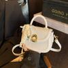 Bolsa de Mão Tecida de Entrada Elegante de Luxo de Nicho Feminina 2025 Nova Moda Versátil para Trabalho Ombro Transversal Sela