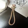 Pulseira de Corrente com Pingente de Laço Totalmente Cravejada Estilo Ins, Alça de Pulso Curta para Celular Feminino, Portátil, Anti-Queda, Versátil