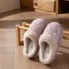 Pantuflas de algodón con suela gruesa para mujer, nuevo estilo otoño/invierno 2026, protectoras para interior, engrosadas y forradas de felpa, cálidas, y con diseño de punta cerrada.; también disponible para hombres