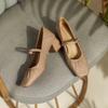 332-33 Couro de Ovelha Bico Quadrado Salto Grosso Sapatos de Salto Médio Femininos Couro Macio Sapatos Leite com Fivela Cinto Sapatos Mary Jane Primavera e Outono