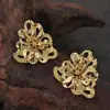 Pendientes Metálicos Europeos y Americanos Exagerados de Flor Grande Huecos Tridimensionales Forma de Flor Dorada Pendientes de Botón Para Vacaciones en la Playa Fiesta Mujeres