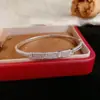 Pulseiras Geométricas Europeias e Americanas Personalizadas de Moda Amazon Cross-Border Incrustadas com Diamantes, Simples, Leves, Luxuosas e Versáteis Super Brilhantes Joias de Mão
