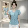 Popular Blusa de Manga Corta Plisada con Cuello en V Estilo Francés Ajustada a la Cintura Moda Verano 2026 Chic Color Sólido