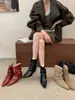 Botas Cuadradas Arrugadas de Apilamiento Estilo Europeo para Mujer Otoño Invierno Chic Británico Tacón Interno Cremallera Trasera Adelgazantes Botines