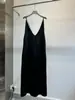 Suministro de primera mano de falda cómoda 2025 primavera nuevo satén de ácido acético textura tirante Joker vestido