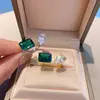 Anel Retangular de Moda Retro Transfronteiriço com Diamante Gota de Coríndon Vermelho Esmeralda Anel de Moda Feminino 2023