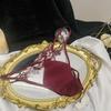 Tanga de satén ligero y lujoso con el mismo estilo, suave y sexy, con bordado en T y tirantes finos y huecos.