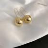Pendientes de metal con diseño de nicho y gancho para la oreja con cuentas redondas rojas de red 2023, pendientes con personalidad de viento frío al por mayor