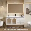 Sencillo tocador de baño rústico estilo francés, que incluye un mueble para lavabo y lavabo integrado