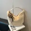 Bolso peludo de gran capacidad para otoño e invierno para mujer, nuevo estilo 2025, bolso cruzado versátil para el día a día, bolso peludo de un solo hombro para debajo del brazo