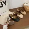 Sapatos baixos versáteis plus size para mulheres, novos sapatos Mary Jane primavera e outono 2026, bico redondo, corte baixo, tira única com fivela, sapatos pequenos de couro
