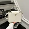 Bolsa de Mão Nova com Padrão de Crocodilo em V Transfronteiriça 2025 Grande Capacidade Luxo de Alto Padrão Leve Bolsa de Ombro Único Transversal Tipo Saco para Mulheres