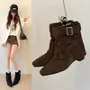 Botines estilizados con punta fina y hebilla de cinturón, colección otoño 2026
