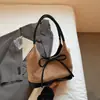 Bolsa Tote Elegante e Casual 2025 Outono Nova para Mulheres, Grande Capacidade, Costura Personalizada, Bolsa de Ombro de Nicho para Ir ao Trabalho