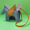 Venda Direta de Fábrica de Pingentes de Bolsa Pônei do Ano do Cavalo, Pingentes Pequenos de Cavalo Voador em Couro PU, Chaveiros de Pônei Desenho Animado Atacado