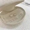 Pendientes Únicos y Sofisticados de Estilo Minimalista para Mujer, Pequeños y Sencillos, Moda Versátil, Exquisitos Pendientes de Botón de Trébol Tachonados con Diamantes