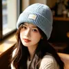 Gorro de tricô com etiqueta de couro simples estilo coreano para mulheres, outono e inverno, circunferência da cabeça grande, listra vertical, gorro com punho, chapéu de lã versátil para homens