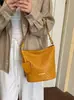 Bolso tejido de moda de gran capacidad para mujer, nuevo modelo de verano 2026, bolso de cubo simple para hombro cruzado de uso diario